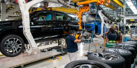 Trabajadores de VW negociarán entre un 13 y 15% de alza salarial 