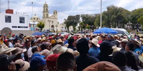 Agricultores de Tlachichuca protestan por falta de fertilizante y apoyos al campo