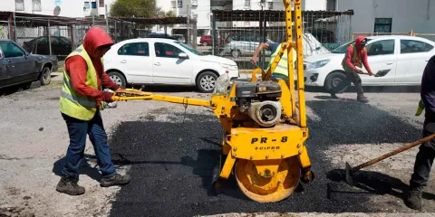 Pepe Chedraui supervisa trabajos de bacheo en colonias de Puebla capital