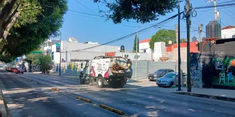 Barredoras refuerzan limpieza con trabajo continuo en vialidades de la ciudad