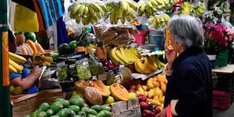 Sufren familias mexicanas para comprar alimentos por acelerón de aumentos