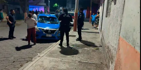 Taxista ebrio choca contra vivienda en Tehuacán y causa daños materiales