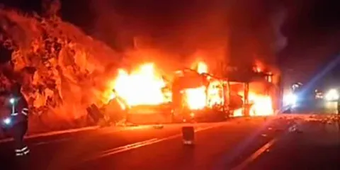 Choque e incendio de tráiler en la Autopista Siglo XXI; el chofer murió calcinado