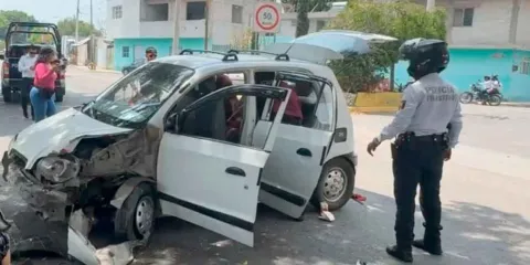 Conductor se impacta contra árbol en Tehuacán; hay dos lesionados graves