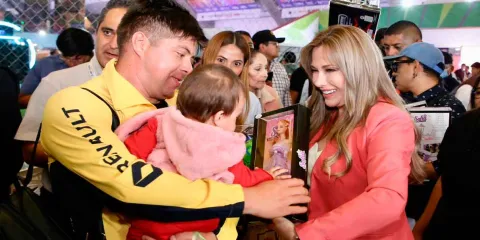 Con cercanía y sensibilidad, Ceci Arellano comparte con familias en cierre de Feria de Puebla