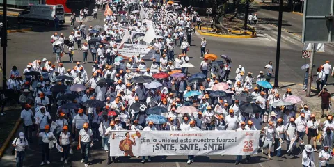 Miles marchan en Puebla por el Día del Trabajo: exigen 40 horas y mejores salarios