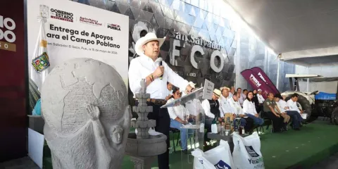 Entregan apoyos al campo en El Seco y anuncian carretera de doble carril en Puebla