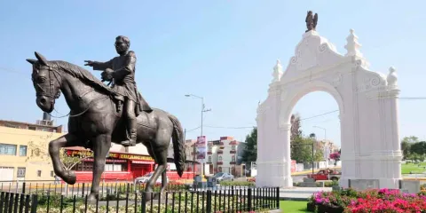 Rehabilita Alejandro Armenta el Arco de Loreto y devela escultura de Ignacio Zaragoza