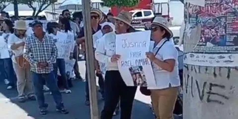 Familiares de joven atropellado en Tehuacán exigen justicia frente a Casa de Justicia