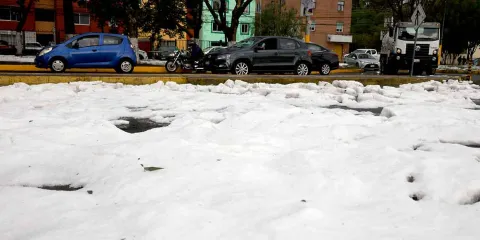 Tormenta con granizo provoca inundaciones en la colonia Maravillas de Puebla