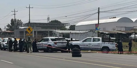 Hallan cadáver encobijado y maniatado en carretera a San Miguel Canoa