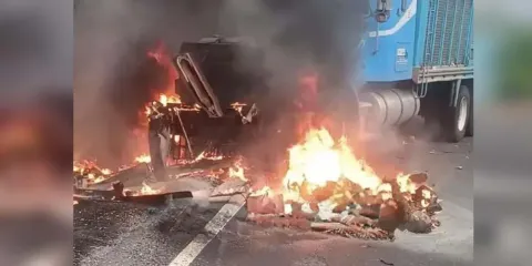 Motociclista muere calcinado tras brutal choque en Tepexco