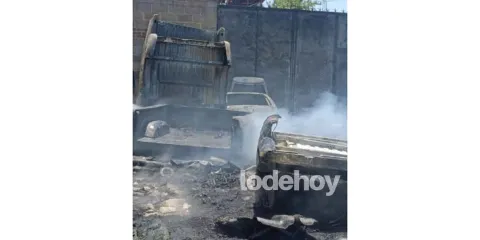 Incendio de pastizal alcanza vehículos y autopartes en Texmelucan