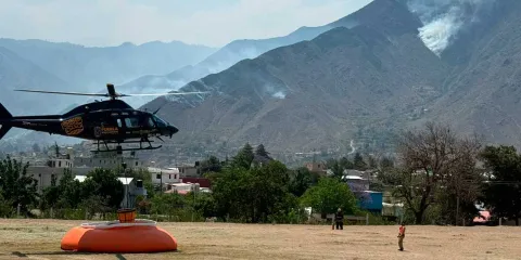 Por aire y tierra combaten incendio forestal en Zautla