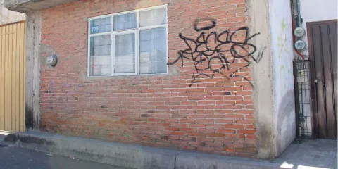 Es complejo sancionar a vecinos gandallas que construyen sobre banquetas