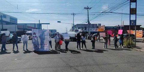 Padres de familia protestan contra presunta reinstalación de directora en kínder de Puebla