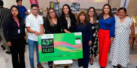 Lupita Cuautle reconoce a docentes de 72 escuelas por su compromiso con la educación