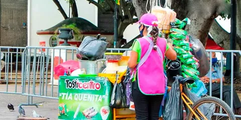 Madres trabajadoras enfrentan menores ingresos y más informalidad en México: IMCO