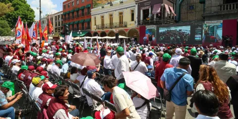 Morenistas poblanos abarrotan el zócalo para apoyar la 4T y a Sheinbaum