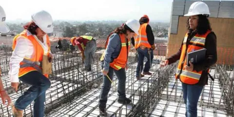 Mujeres ganan terreno en la construcción con crecimiento de 18.6% en Puebla