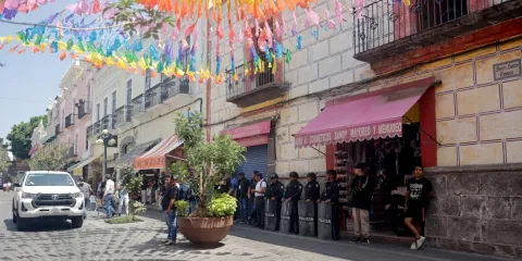Operativo en Puebla retira ambulantes y autos en la Calle de los Dulces