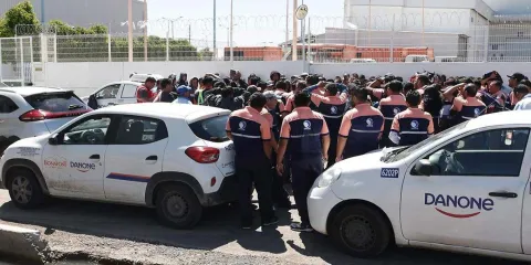 Paran trabajadores de Danone y Bonafont en Cuautlancingo por risible pago de utilidades
