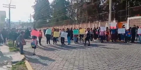 Padres protestan en Serdán por falta de personal de limpieza en escuela