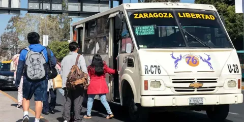 Puebla mantiene en análisis el descuento a estudiantes en transporte