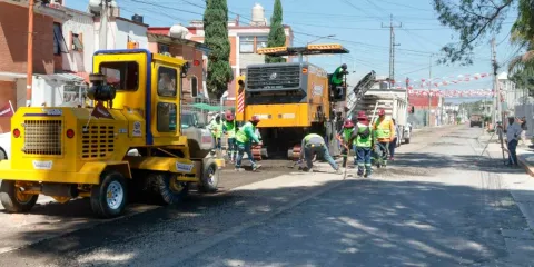 Supervisa Chedraui trabajos del Tren de Pavimentación en la colonia Vicente Guerrero