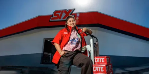 'Welcome Back, Paisano'. Tecate lanza programa para contratar mexicanos repatriados