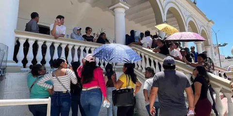 Acusan represión en Acatlán; detienen a maestra durante protesta