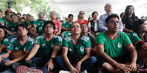Afición pinta de verde el Zócalo de Puebla por partido de México