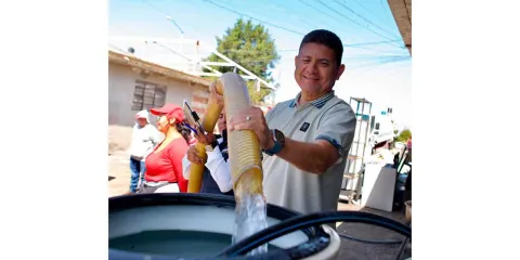 Gobierno de Puebla supervisa entrega gratuita de agua en Barranca Honda para beneficiar a 36 mil familias