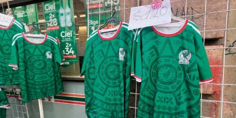 Ambulantes rebasan a las autoridades con venta de playeras, cornetas, banderas y matracas en el centro de Puebla 