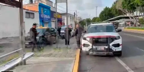 Detienen a dos asaltantes tras persecución en el bulevar 5 de Mayo en Puebla