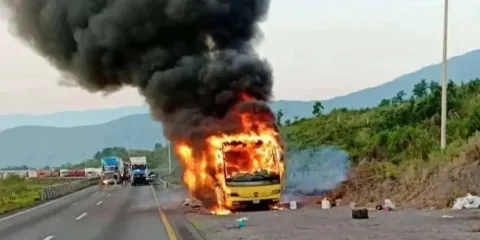 Autobús se incendia en la autopista Puebla-Orizaba; pasajeros logran salir ilesos