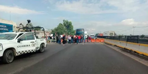 Protesta paraliza la México-Puebla