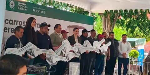 Texmelucan retira caballos de la recolección de basura y entrega motocicletas a recolectores