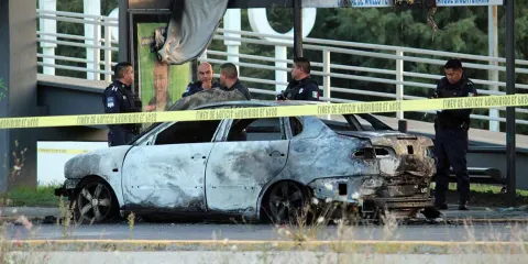 Terror en Chapulco: dejan auto quemado con dos cuerpos