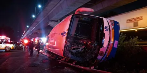 Fuerte volcadura de autobús escolar deja más de 40 estudiantes lesionados