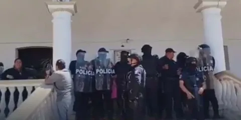 Granaderos cercan la alcaldía de Acatlán; crecen protestas contra edil