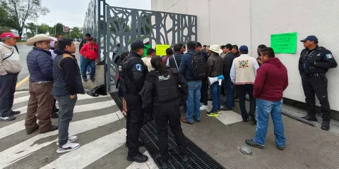 Habitantes de Hueyapan bloquean Congreso de Puebla por conflicto territorial con Atempan
