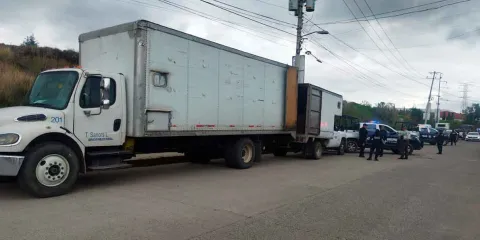 Recuperan camión robado en Cuautlancingo; aseguran a cinco presuntos implicados