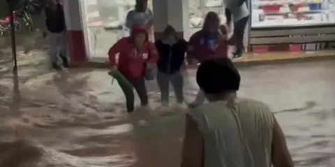 Tormenta con granizo provoca inundaciones y daños en Atlixco; activan operativo de emergencia