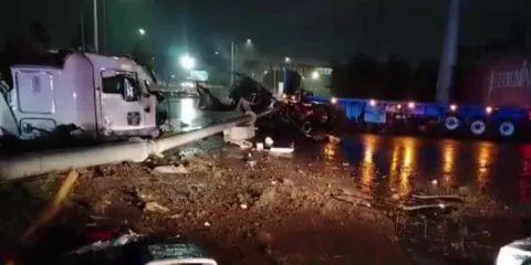 Tráiler vuelca en el Periférico Ecológico de Puebla y se desprende la cabina