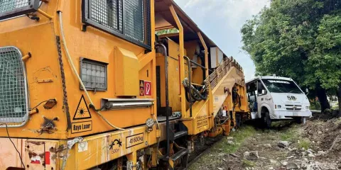 Tren impactó y arrastró a ruta 50 en la Rivera Anaya; 21 lesionados 