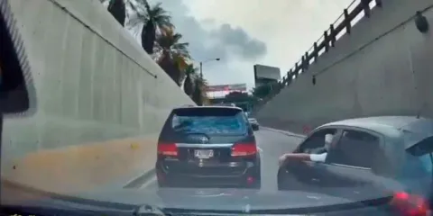 ¿Un montachoques? y un conductor disputan carril y termina en choque y derrape en CDMX/VIDEO