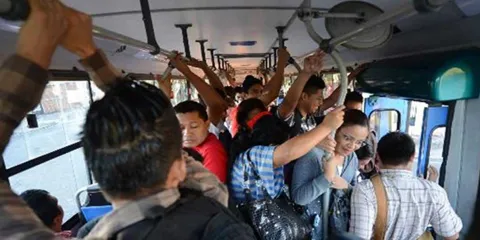 Discriminación, robo y maltrato, lo que sufren los abues en el transporte público