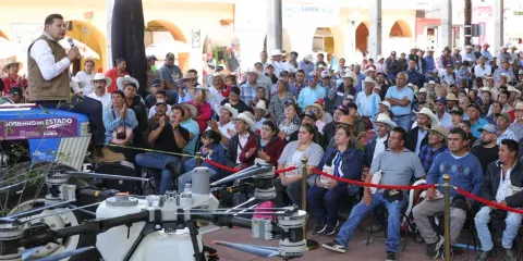 Ixtacamaxtitlán recibió apoyos estatales sin precedentes en maquinaria, fertilizantes y reforestación