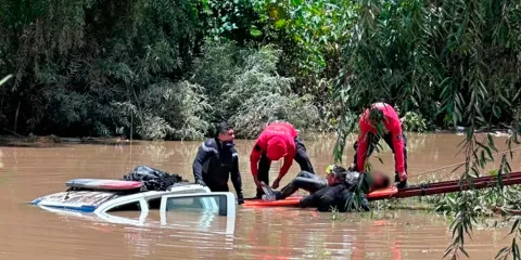 Hallan a tres mujeres muertas dentro de patrulla de Ocoyucan arrastrada por el río Atoyac